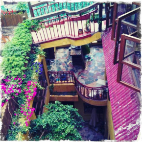 Гостиница Lost Garden Guest House  Куньмин